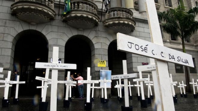During the trials of some of the police officers in 2013, crosses were placed outside the courthouse in homage to the dead inmates of Carandiru