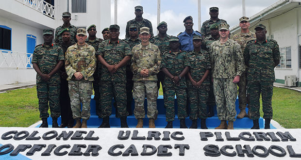 Major General Chinn and GDF Chief-of- Staff, Brigadier Mark Phillips 
pose with other officers at the GDF’s Officer Cadet School