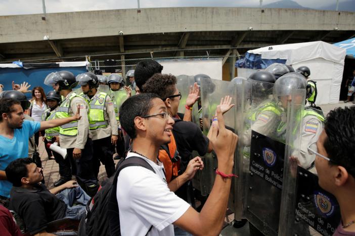 Demonstrators shout slogans in front of riot police during a student rally demanding a referendum to remove Venezuela's President Nicolas Maduro in Caracas, Venezuela October 24, 2016. REUTERS/Marco Bello