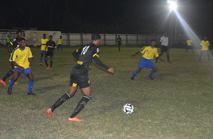Uitvlugt Warriors' number 10 is about to make a pass in the nil-all stalemate with Pele FC last Wednesday night.