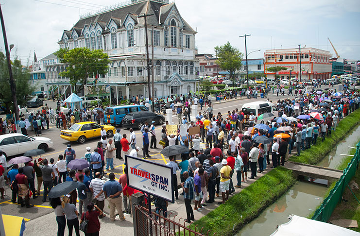 Hundreds lined Regent Street on Friday to
protest the implementation of parking meters
by the Mayor and City Council (Delano
Williams photo)