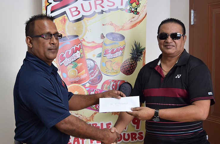 Rudy Jairam (left) presents the sponsor’s cheque to Gokarn Ramdhani.