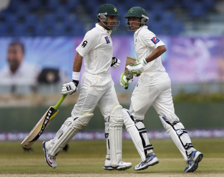 Pakistan captain Misbah-ul-Haq (L) and Younis Khan run between wickets during the first day of their first Test cricket match against Sri Lanka in Galle, August 6, 2014. (REUTERS/Dinuka Liyanawatte)