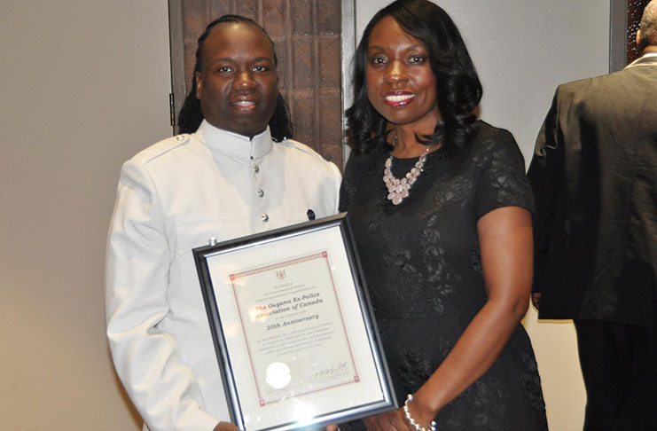 Ontario’s Minister of Education,Mitzie Hunter,presents commemoration plaque to GEPAC’s president,John O’Dell.