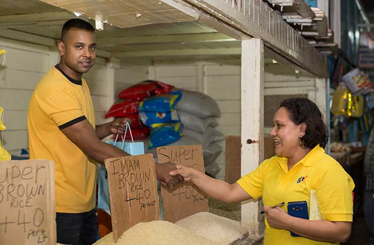 Kapildeo Ramnauth receives his prize from Nadia De Abreu,
Public Relations Officer
GTT