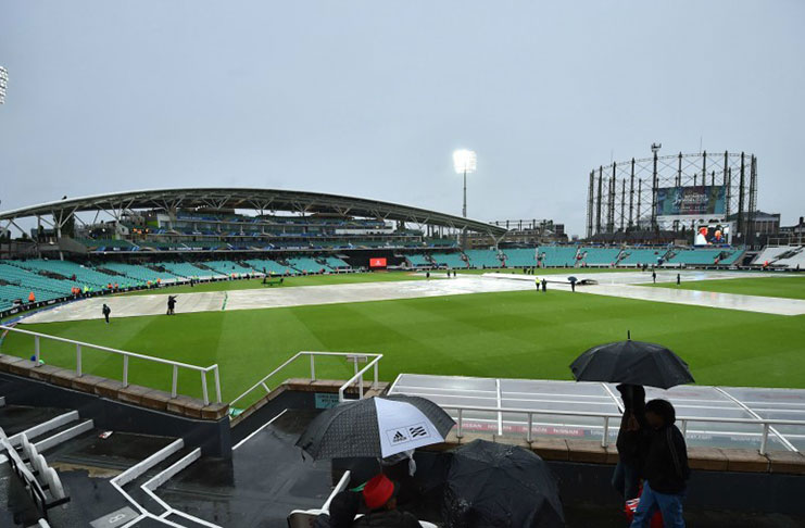 The Oval cricket ground was engulfed in gloom for much of the day. (AFP photo)