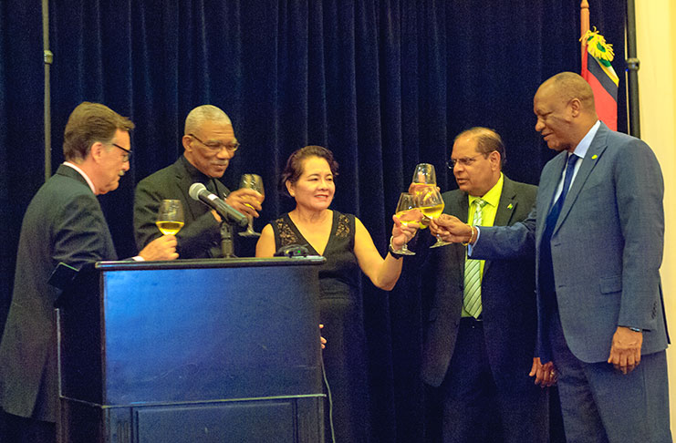 President David Granger, First Lady Mrs. Sandra Granger, Prime Minister Moses Nagamootoo, Argentina’s Ambassador to Guyana, Mr. Luis Alberto Martino and Minister of State, Mr. Joseph Harmon toast to the warm relations between Guyana and Argentina (Delano Williams photo)