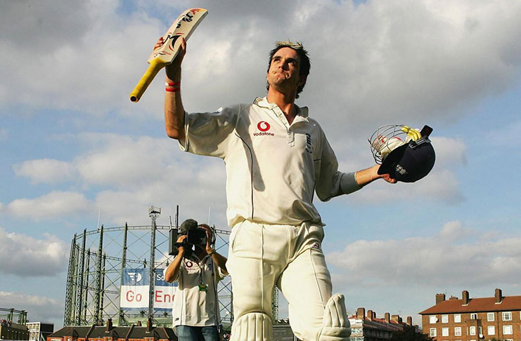 Kevin Pietersen salutes the crowd after scoring 158 in the 2005 Ashes. (Getty Images)