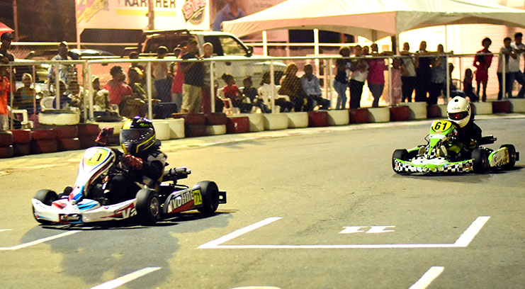 Nathan Rahaman leads Jeremy Ten Pow in the second Sunburst 60cc Kids Cup race. (Adrian Marine photo)