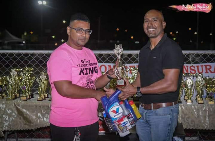 Rayon Brijpal (left) collects his 14-second class trophy from GMR&SC vice-president Hansraj Singh. (GTRidez photo)