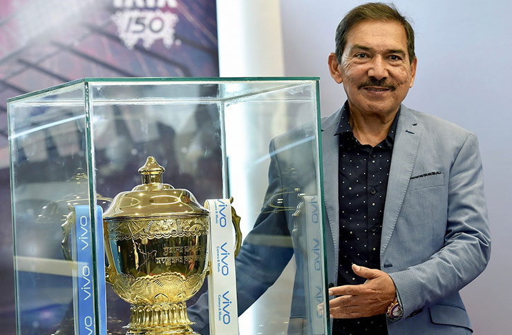 Arun Lal unveils the IPL trophy at a function in Kolkata, Kolkata, April 5, 2018