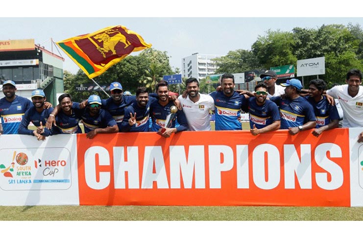 Sri Lankan cricket team pose for photographs after they won the test series.. REUTERS/Dinuka Liyanawatte