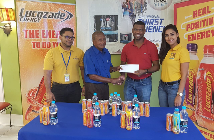 Ansa McAl’s Errol Nelson (red) hands over the sponsorship to race organiser, Hassan Mohamed (blue) in the presence of Lucozade brand manager Fharis Mohamed and ICool water Marketing assistant Gabriell Lopes.