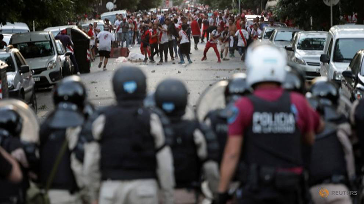 River Plate's fans clash with riot police after the Copa Libertadores Final, Second leg v Boca Juniors match was postponed. Buenos Aires, Argentina - November 24, 2018- REUTERS/Alberto Raggio/File Photo