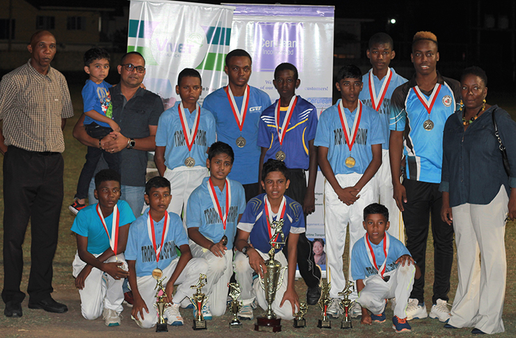 Transport Sports Club players and officials with the sponsors og the competition.