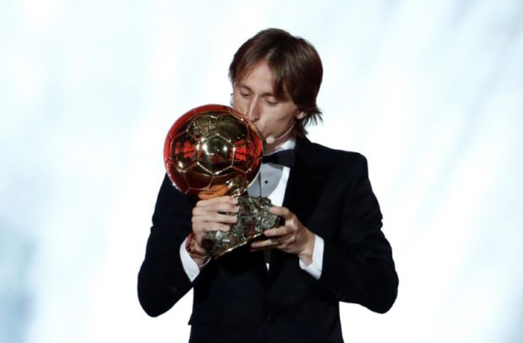 Real Madrid's Luka Modric with the Ballon d'Or award REUTERS/Benoit Tessier