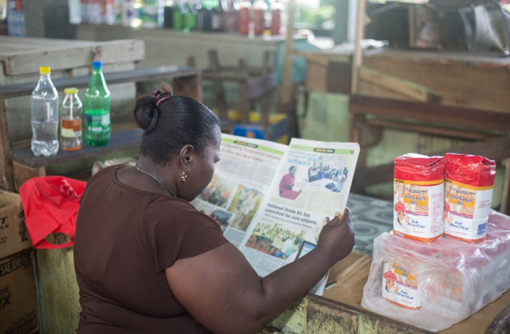 A vendor reading the education sector newspaper (DPI photo)