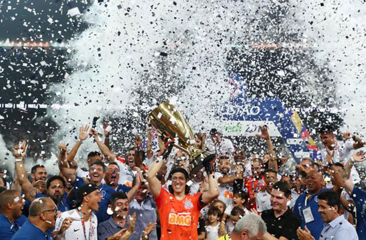 Sao Paulo, Brazil - Corinthians' Cassio and team mates celebrate with the trophy REUTERS/Amanda Perobelli