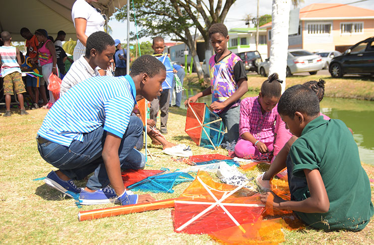 A group of children building their kites together (Samuel Maughn photo)