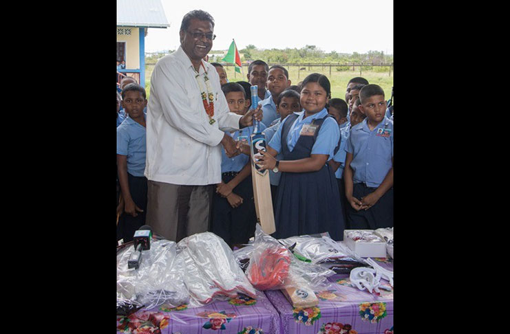 Minister Khemraj Ramjattan donates sporting equipment. (DPI photo)