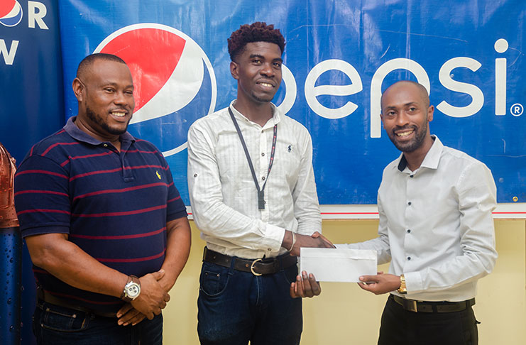 Petra’s Troy Mendonca (left) watches as Mark Alleyne collects the sponsorship cheque from DDL’s Larry Wills (Delano Williams photo)