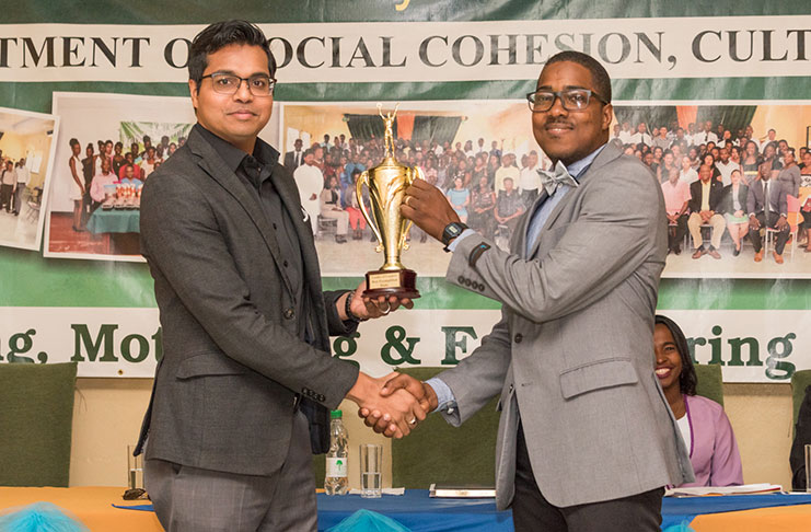 President of the Master Class Institute and Social Rank Media, Rosh Khan presents a certificate to one of the graduants (DPI)