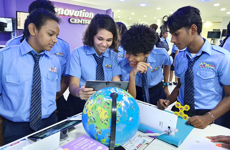 STARR Computer General Manager, Rehman Majeed, with students in discussion about one of the many technologies that will change how things are done in the future