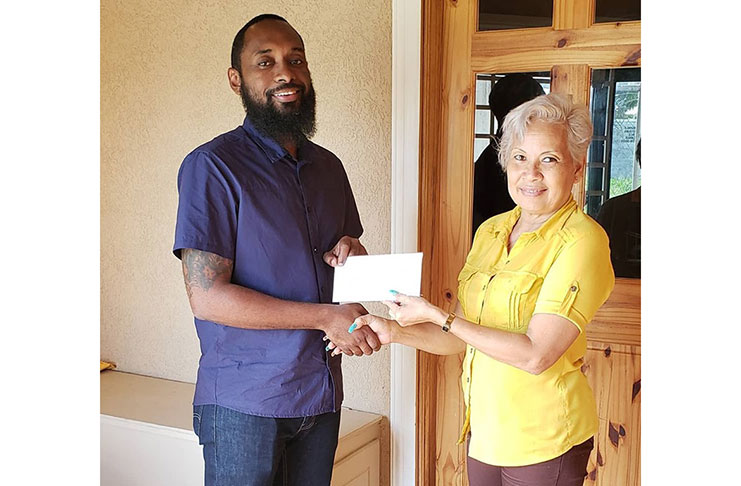 Ibetsupreme‘s Dustani Barrow hands over his company’s sponsorship to GMR&SCs office executive Cheryl Gonsalves.