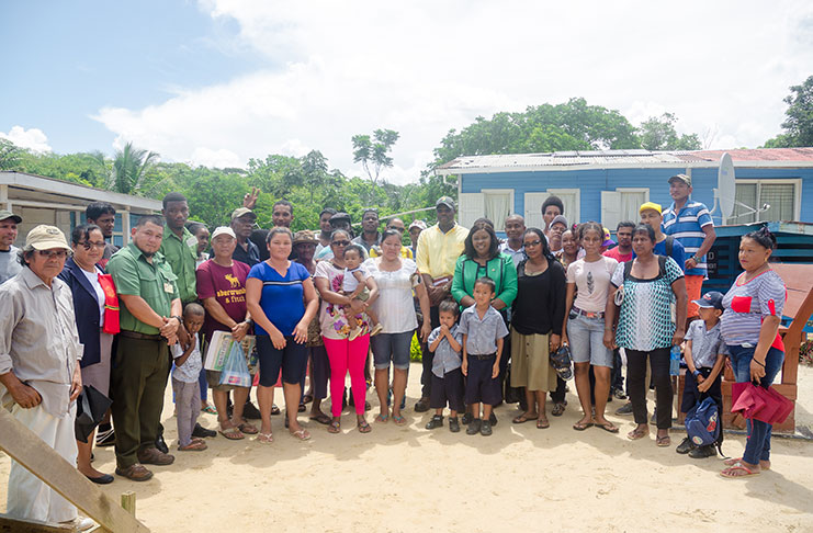 Winiperu residents take a photograph with the ministers following the meeting (Delano Williams photo)