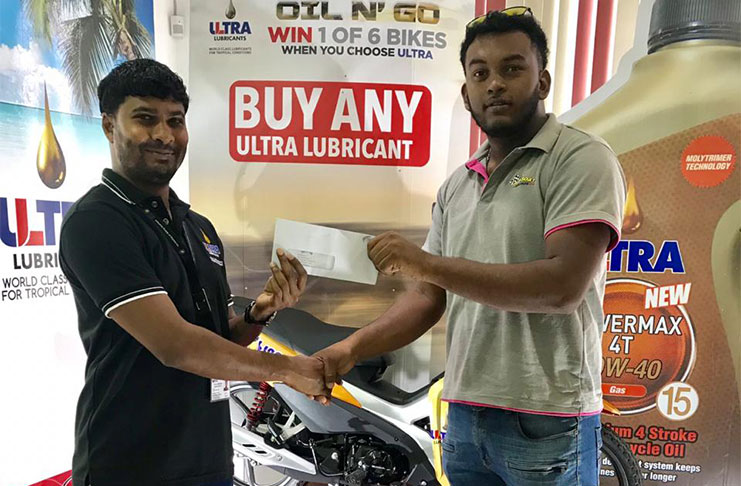 Steve Ghisiawan of ISG hands over his company’s sponsorship to Mikhail Budhram of GMR&SC.