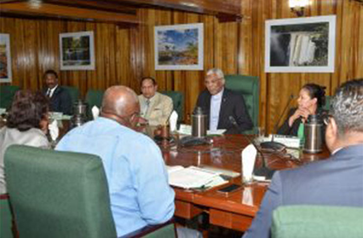 President David Granger in discussion with the Chairman of the Guyana Elections Commission, Justice (Ret’d) Claudette Singh; GECOM’s Commissioners and the Chief Elections Officer, Keith Lowenfield. The President was accompanied by Prime Minister, Moses Nagamootoo; Minister of State, Dawn Hastings-Williams; Attorney General and Minister of Legal Affairs, Basil Williams, among other ministers and government officials