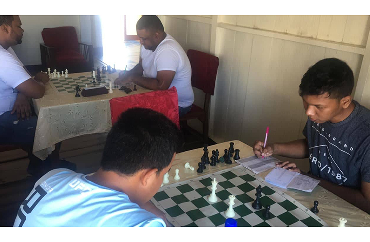 Steve Leung (right) got past Justino DaSilva in their clash yesterday.