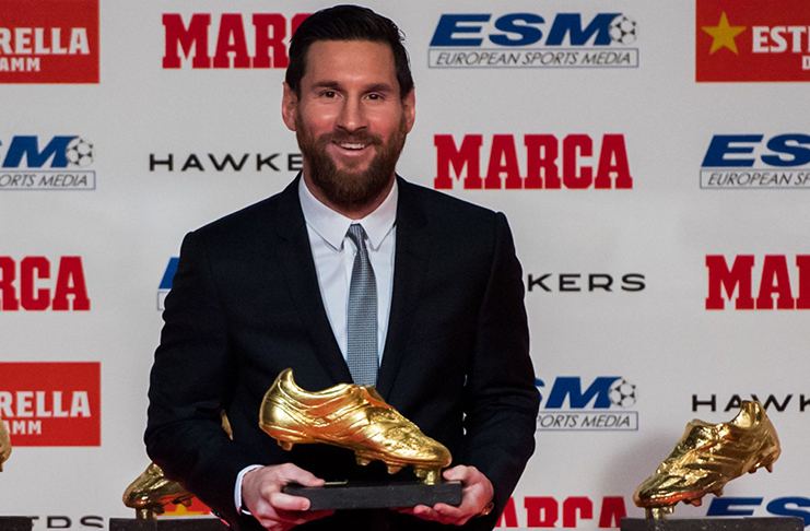 Barcelona's Lionel Messi poses with the golden shoe during the ceremony. (REUTERS/Albert Gea)