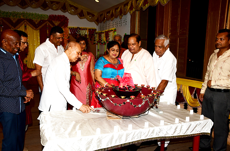 Prime Minister Moses Nagamootoo (second from right), who is performing presidential duties and Mrs. Sita Nagamootoo watch as business magnate Yesu
Persaud switches on the lights of this diya as the Indian Commemoration Trust (ICT) ushered in the Diwali celebrations here in Guyana. Also in photo are
Managing Director of BK International, Brian Tiwari, Hemraj Kissoon and former Mayor of Georgetown, Hamilton Green (Adrian Narine photo)