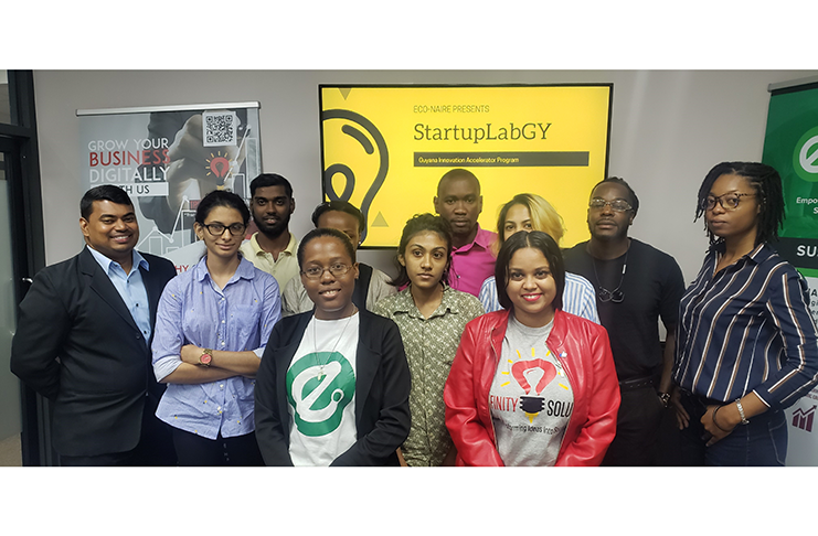 Participants of StartuplabGY alongside lecturers and mentors of the programme