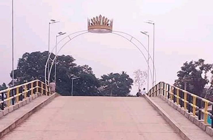 The $110M concrete bridge that links the communities
of Kumaka and others to the west and Santa Rosa and
others to the east