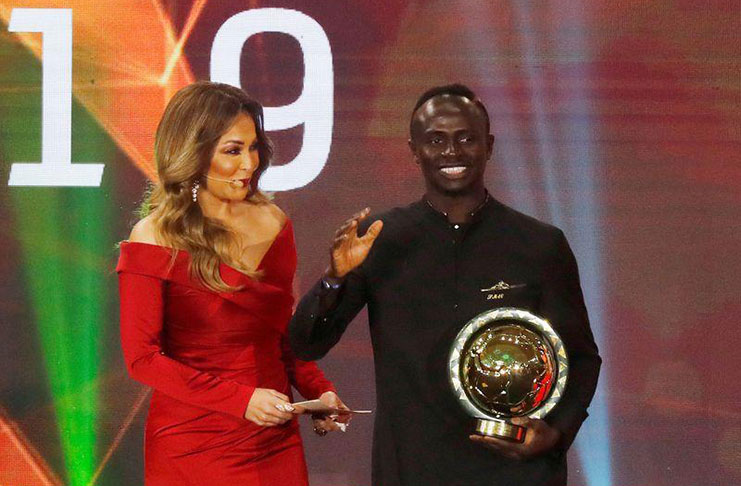 Senegal's Sadio Mane receives the men's player-of-the-year award. (REUTERS/Amr Abdallah Dalsh)