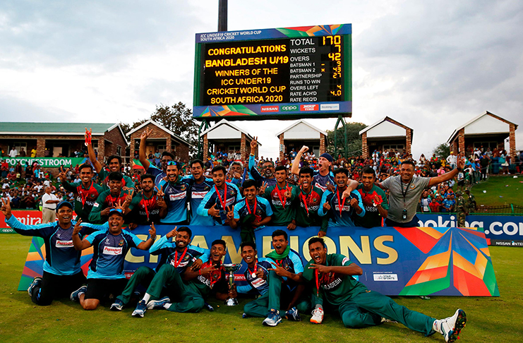 The victorious Bangladesh team celebrate their win // Getty Images)