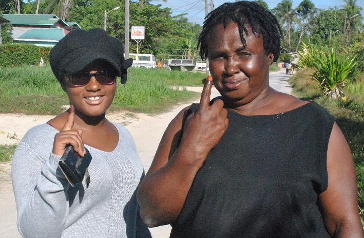 19-year-old Olesha Alexander and her mom ‘modeling’ their inked fingers