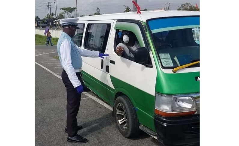 A police officer chats with a minibus driver recently.(GPF photo)