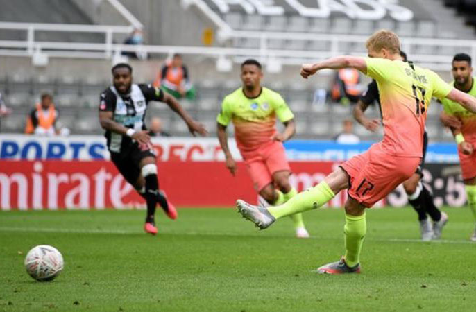Another passing masterclass from the Belgian Kevin de Bruyne, who will be key to them completing a cup treble