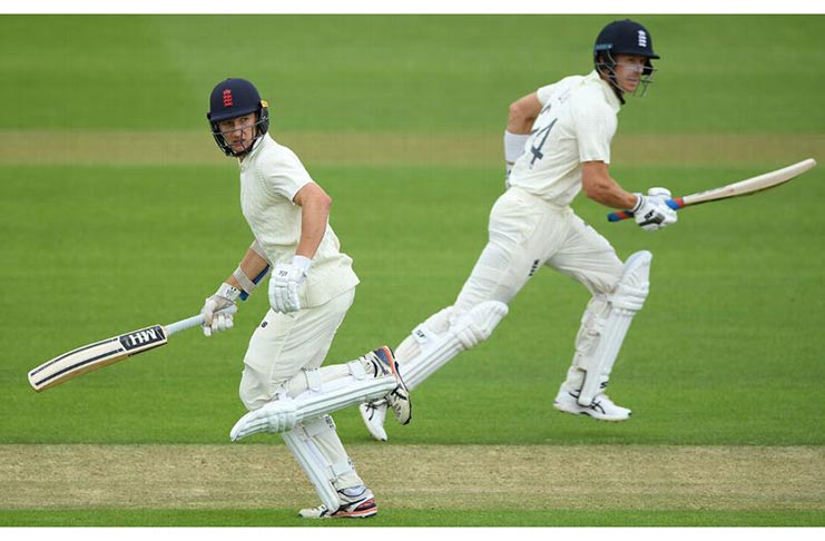 Joe Denly and James Bracey run between the wickets. (Stu Forster/Getty Images)