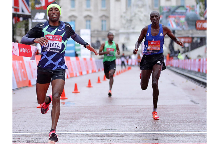 Shura Kitata outsprinted Vincent Kipchumba with Sisay Lemma third in the London Marathon.( Richard Heathcote POOL/AFP)