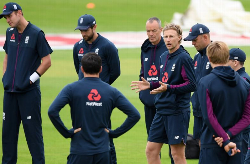 Joe Root talks shop with the England team (Getty Images)