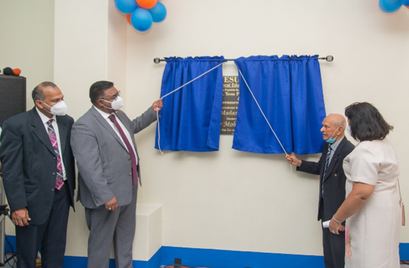 President Dr. Mohamed Irfaan Ali and Dr. Yesu Persaud unveiling the plaque as Minister of Health, Dr. Frank Anthony looks on (DPI photo)