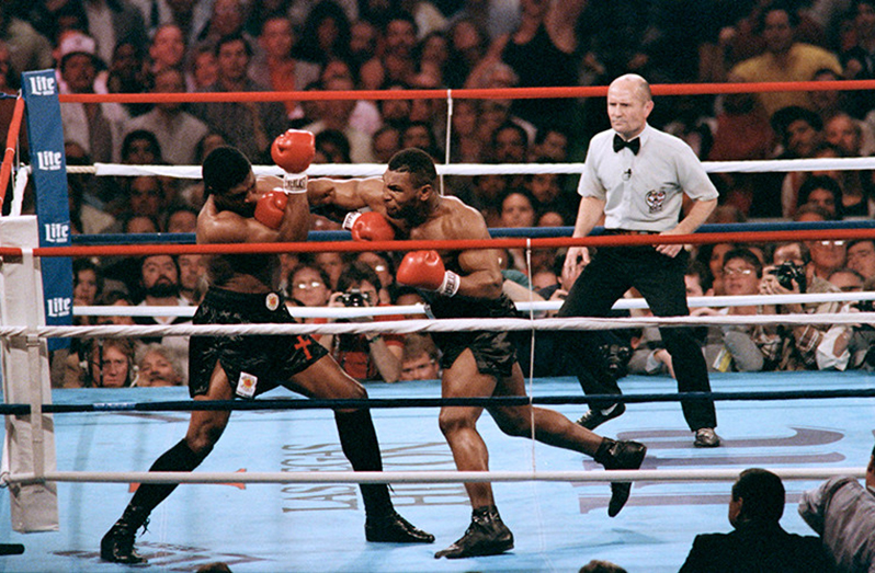 Mike Tyson (R) fights against heavyweight champion Trevor Berbick (L) to become the youngest heavyweight world champion in history on November 22, 1986 in Las Vegas © Carlos Schiebeck © AFP