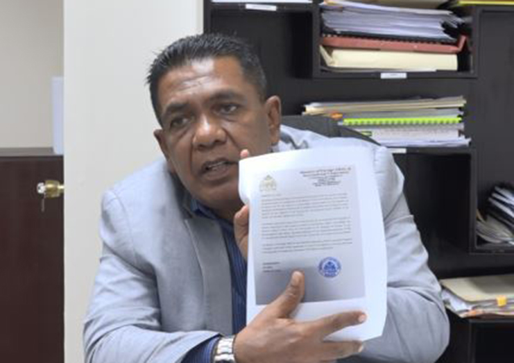 Minister of Agriculture, Zulfikar Mustapha, displays a copy of the letter which was dispatched to Panama (DPI photo)
