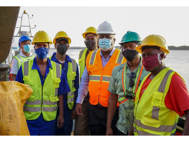 Prime Minister, Brigadier (Ret’d) Mark Phillips with workers during his visit to the Muneshwer’s Wharf (DPI photo)