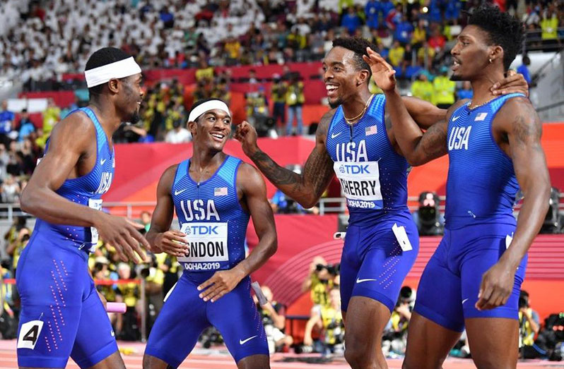 USA grab the gold of men's 4x400 m relay.