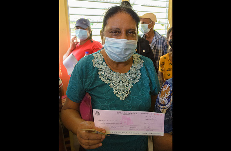 Brihaspatte Ram displaying her flood relief cheque
